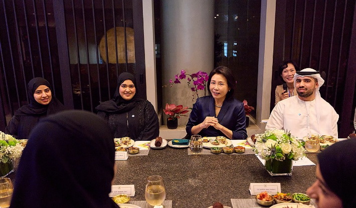 이재명 대통령과 함께 아랍에미리트(UAE)를 국빈 방문 중인 김혜경 여사가 18일(현지시간) 아부다비의 한 한식당에서 UAE 소재 대학생 한류동호회 관계자들과 오찬 간담회를 하고 있다. 연합뉴스