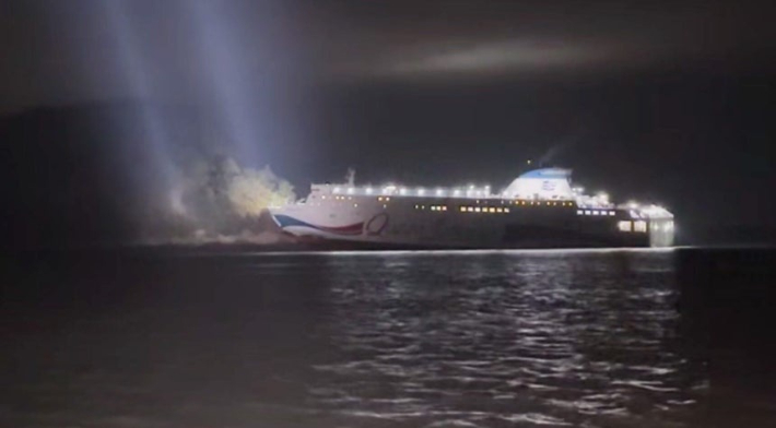 19일 오후 8시 10분쯤 제주에서 목포로 향하던 퀸제누비아 여객선이 전남 신안군 장산면 인근 해상에 좌초돼 있다. 배 선수가 무인도 위에 올라타있는 모습. 전남도소방본부 제공