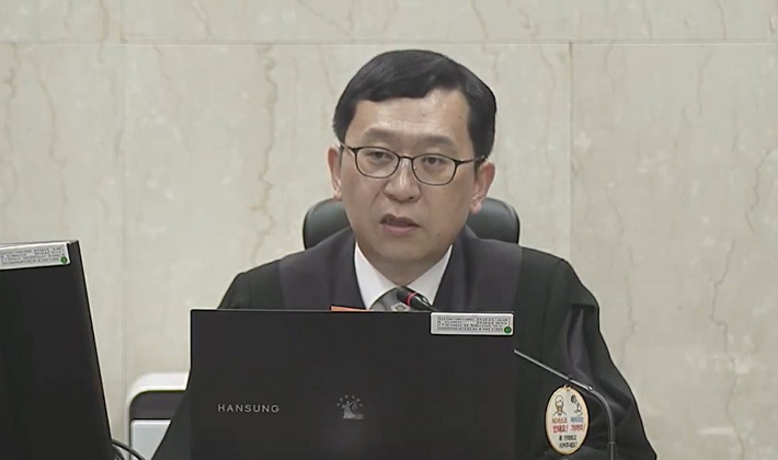 13일 서울 서초구 서울중앙지법에서 열린 한덕수 전 국무총리의 내란 우두머리 방조 등 혐의 사건 재판에서 이진관 부장판사가 발언하고 있다. 연합뉴스