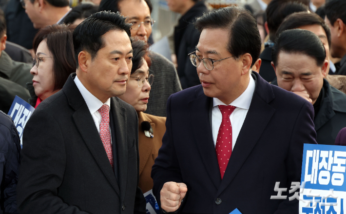 국민의힘 장동혁 대표와 송언석 원내대표가 17일 오전 서울 용산구 대통령실 앞에서 '대장동 항소포기 외압 진상규명 국정조사 촉구' 기자회견을 마치고 대화하고 있다.<br> 황진환 기자