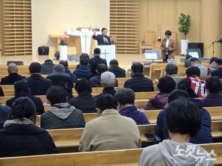 동남교회 제종원 목사가 세미나에 앞서 기도하고 있다. 이창준 기자