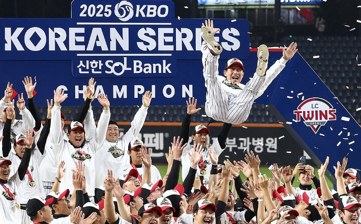 한국 시리즈에서 우승한 LG 선수단이 염경엽 감독을 헹가래치는 모습. 연합뉴스