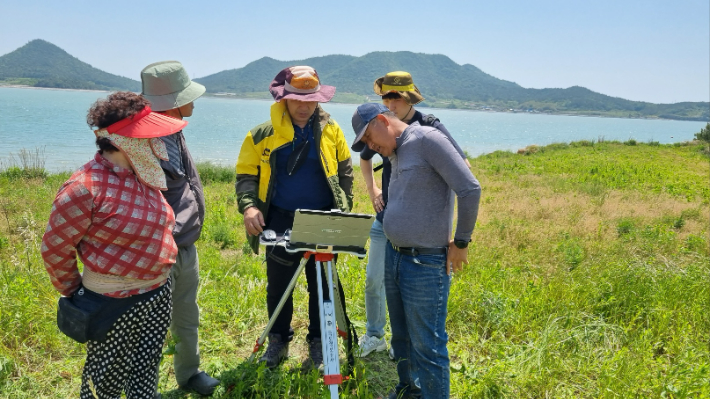 지목변경 현실화 사업을 위해 공무원을 비롯한 관계자들이 토지 등을 측정하고 있다. 전라남도 제공