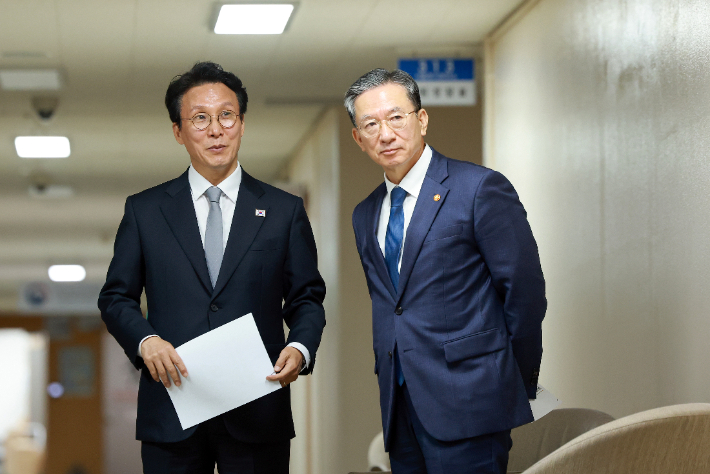 김민석 국무총리와 정성호 법무부 장관이 18일 정부서울청사에서 '론스타 국제투자분쟁(ISDS) 취소 신청'과 관련한 긴급 브리핑을 준비하던 모습. 연합뉴스