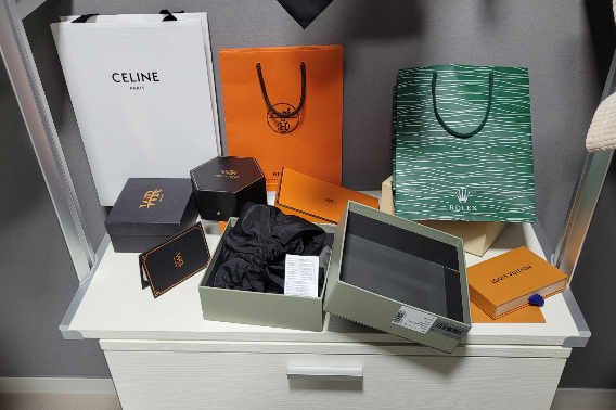 조직원들이 범행을 통해 얻은 수익금으로 구매한 명품들. 강원경찰청 제공