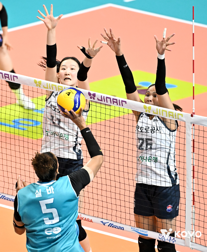 김세빈(왼쪽)이 GS칼텍스 실바의 공격을 블로킹하는 모습. KOVO 