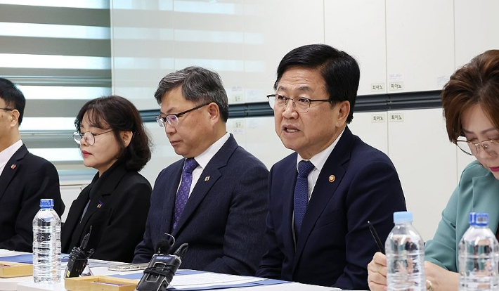 최교진 교육부 장관이 지난달 23일 전북 전주시 미산초등학교에서 열린 교육활동 보호를 위한 현장교원 간담회에서 발언하고 있다. 교육부 제공