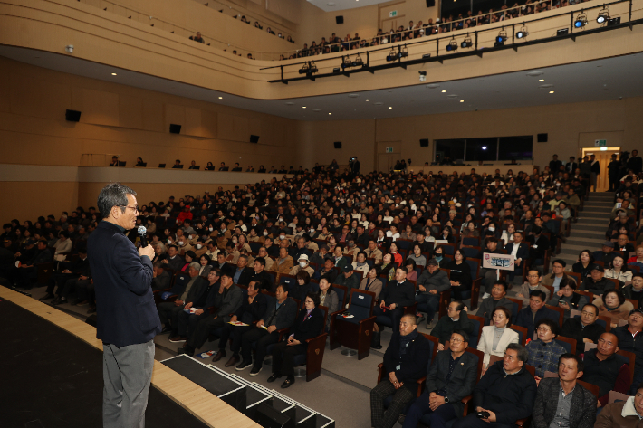 시정설명회를 하고 있는 김홍규 강릉시장. 강릉시 제공