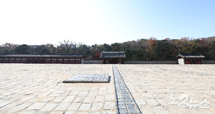 서울 종로구 종묘 정전 하월대에서 바라본 세운4구역 재개발 사업지 방향. 류영주 기자