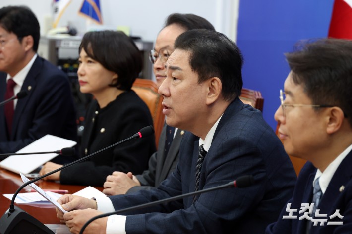 정책조정히의 주재하는 김병기 원내대표