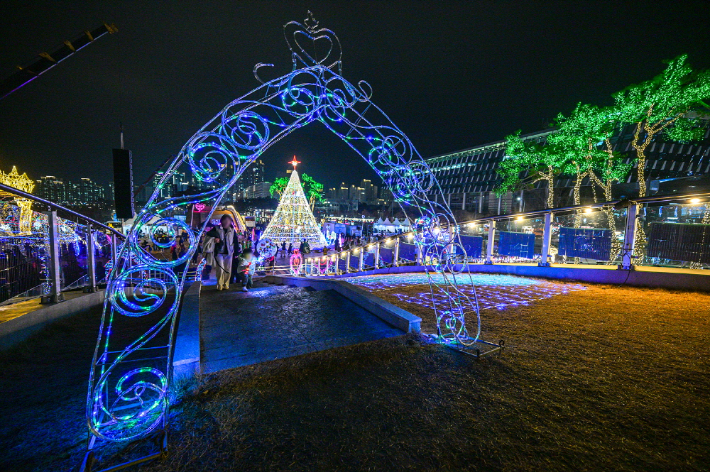 이응다리 남측광장 빛조형물. 세종시 제공