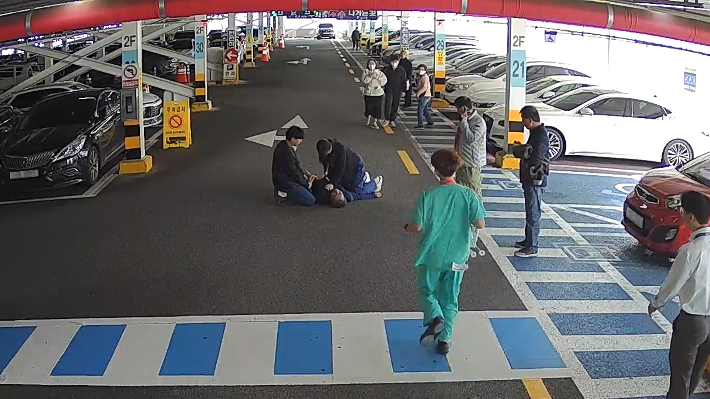 단국대병원 직원들이 병원 주차장에서 갑자기 쓰러진 70대 남성에게 심폐소생술을 하고 있다. 단국대병원 제공