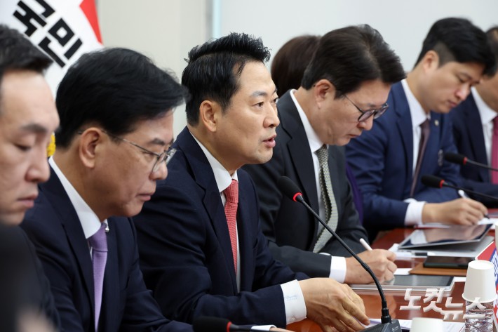 최고위원회의 주재하는 장동혁 대표