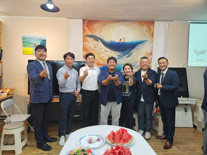 '괜찮아'오픈예배 (가장 왼쪽 김지영 목사, 가운데 김승제 집사). 김승제 집사 제공