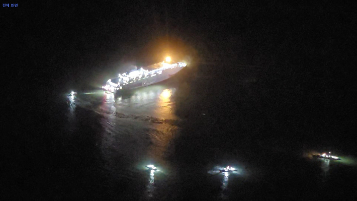 19일 전남 신안군 장산도 남방 족도에 여객선 퀸제누비아2호가 좌초돼 해경이 구조 작업을 벌이는 현장. 목포해경 제공