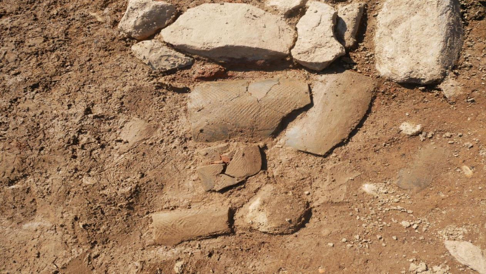 군산시 옥구읍 상평리 후백제 유적지에서 발굴된 기와. 군산시 제공 