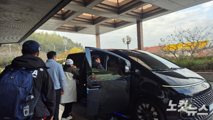 20일 오전 9시쯤 사고 여객선 승객들이 회사차량을 타고 임시 숙소인 전남 목포시 신안비치호텔에서 떠나고 있다. 한아름 기자