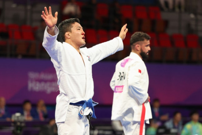 지난 2023년 10월 6일 중국 항저우 샤오산 린푸 체육관에서 열린 항저우 아시안게임 주짓수 남자 77kg급 결승 경기. 대한민국 구본철이 바레인 압둘라 문파레디에 승리해 금메달이 확정되자 포효하고 있다. 연합뉴스