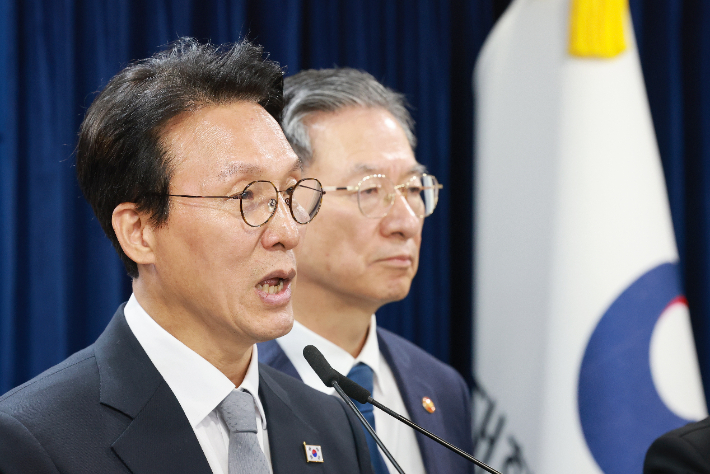 김민석 국무총리(왼쪽)가 18일 정부서울청사에서 '론스타 국제투자분쟁(ISDS) 취소 신청'과 관련해 긴급 브리핑하고 있다. 연합뉴스