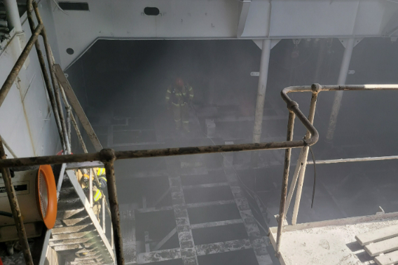 지난해 4월 거제 사등면 조선소 폭발 사고. 경남소방본부 제공