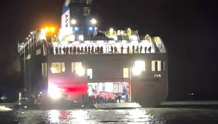 전남 신안군 장산도 남방 족도에 여객선 퀸제누비아2호가 좌초돼 해경이 구조 작업을 펼치던 모습. 목포해경 제공