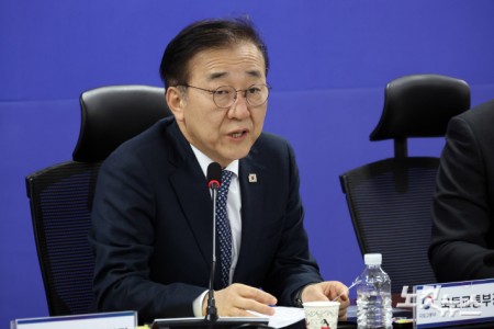 김윤덕 국토교통부 장관이 20일 서울 여의도 국회 의원회관에서 열린 민주당 국토위 – 국토교통부 당정협의에서 발언을 하고 있다.