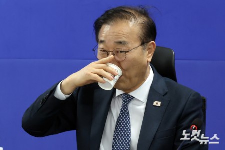 김윤덕 국토교통부 장관이 20일 서울 여의도 국회 의원회관에서 열린 민주당 국토위 – 국토교통부 당정협의에서 물을 마시고 있다.