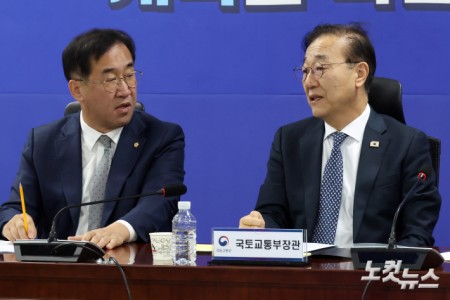 맹성규 국회 국토교통위원장(왼쪽)과 김윤덕 국토교통부 장관이 20일 서울 여의도 국회 의원회관에서 열린 민주당 국토위 – 국토교통부 당정협의에서 대화를 하고 있다.