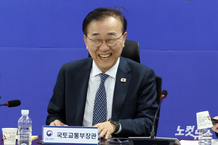 김윤덕 국토교통부 장관이 20일 서울 여의도 국회 의원회관에서 열린 민주당 국토위 – 국토교통부 당정협의에서 환하게 웃고 있다.