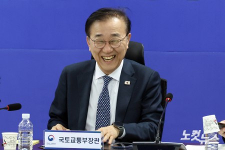 김윤덕 국토교통부 장관이 20일 서울 여의도 국회 의원회관에서 열린 민주당 국토위 – 국토교통부 당정협의에서 환하게 웃고 있다.