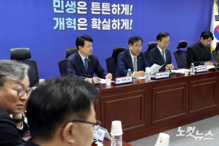 맹성규 국회 국토교통위원장이 20일 서울 여의도 국회 의원회관에서 열린 민주당 국토위 – 국토교통부 당정협의에서 발언을 하고 있다.