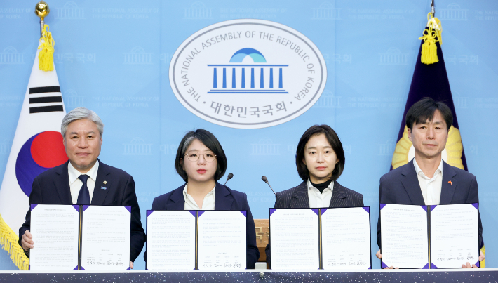 (왼쪽부터)조국혁신당 서왕진 원내대표, 기본소득당 용혜인 대표, 진보당 김재연 상임대표, 사회민주당 한창민 대표가 20일 서울 여의도 국회에서 열린 개혁진보4당 연석회의 출범 기자회견에서 출범 선언문을 들고 기념촬영을 하고 있다. 연합뉴스