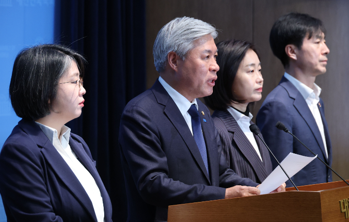 조국혁신당 서왕진 원내대표와 진보당 김재연 상임대표, 기본소득당 용혜인 대표, 사회민주당 한창민 대표가 20일 서울 여의도 국회에서 열린 개혁진보4당 연석회의 출범 기자회견을 하고 있다. 연합뉴스