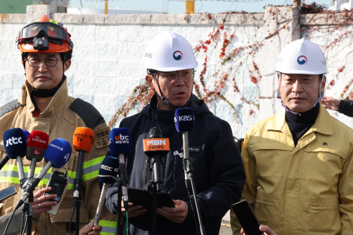 지난 11일 울산화력발전소 후문 앞에서 김영훈 고용노동부 장관이 브리핑하는 모습. 연합뉴스