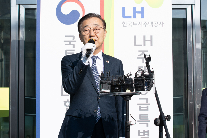 20일 서울 용산구 갈월동 HJ중공업 건설 부문 본사에서 열린 '국토부·LH(한국토지주택공사) 합동 주택 공급 TF' 및 'LH 주택공급특별추진본부' 현판식에 참석한 김윤덕 국토교통부 장관. 국토교통부 제공