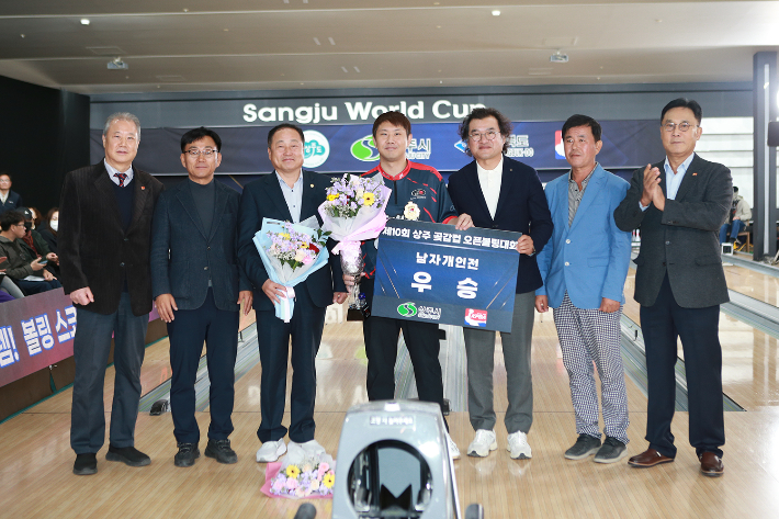 데뷔 시즌 첫 우승을 거둔 천재우(가운데)가 KPBA 김언식 회장(오른쪽) 등 관계자들과 기념 촬영한 모습. KPBA 