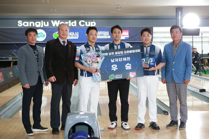 남자 단체전 정상에 오른 팀 DSD 시상식 모습. KPBA 