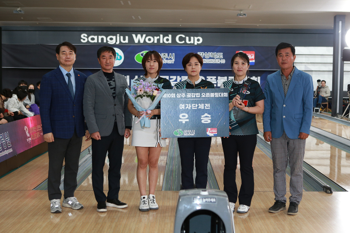 여자 단체전 정상에 오른 팀 피엔비우창의 시상식 모습. KPBA 