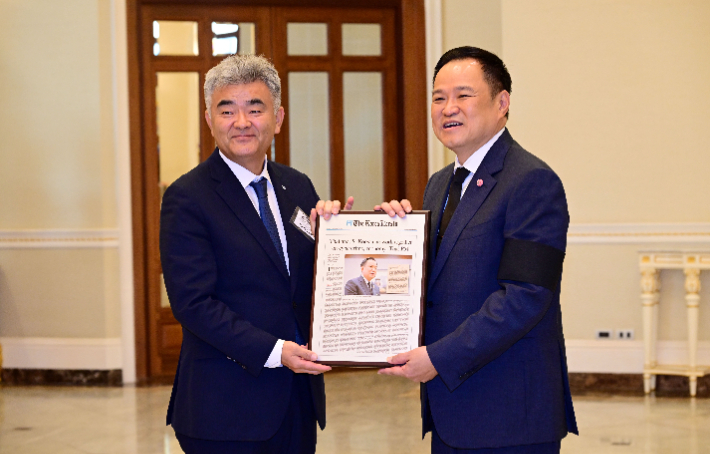 대우건설 정원주 회장(왼쪽)과 태국 아누틴 찬위라꾼 총리(오른쪽)가 면담 후 기념촬영을 하고 있다. 대우건설 제공