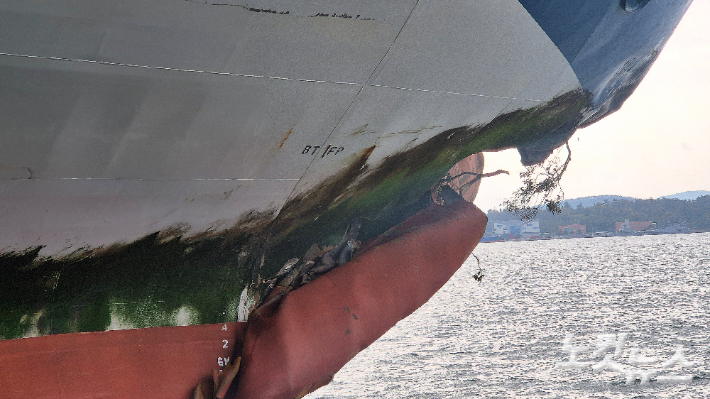 암초에 걸려 좌초된 여객선 '퀸제누비아2호'가 20일 전남 목포시 삼학부두에 정박돼 있다. 한아름 기자