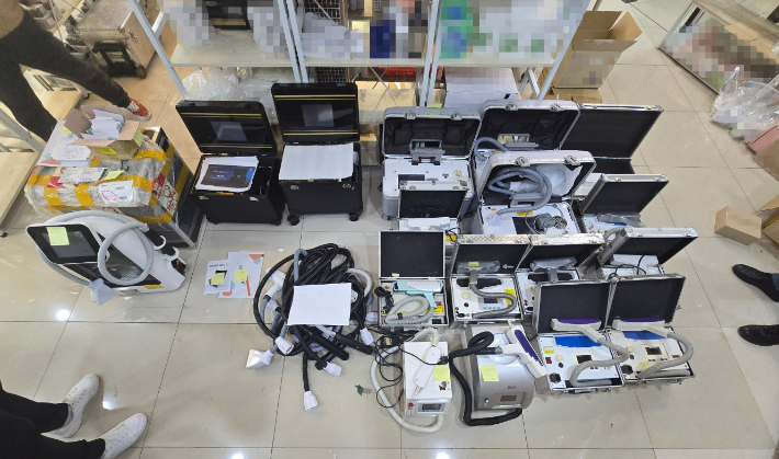 남해해경이 피부미용 업체에서 압수한 불법 레이저 의료기기들 모습. 남해지방해양경찰청 제공  