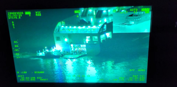 지난 19일 오후 8시 10분쯤 전남 신안군 장산면 장산도 남방 족도 인근 해상에서 승객 246명과 승무원 21명이 타고 있던 여객선 '퀸제누비아2호'가 암초에 걸려 좌초됐다. 해경은 신고 접수 직후 구조세력을 투입해 탑승자 전원을 무사히 구조했다. 목포해경 제공