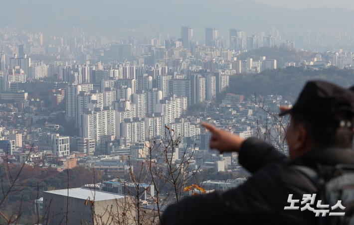 10·15 대책 이후 감소세를 이어가던 서울 아파트 매매 가격 상승 폭이 4주 만에 다시 커진 것으로 나타난 가운데 20일 서울 중구 남산에서 바라본 아파트 단지의 모습.20일 한국부동산원이 발표한 주간 아파트 가격 동향에 따르면, 11월 셋째 주(17일 기준) 서울 아파트 매매 가격은 전주 대비 0.2% 오른 것으로 집계됐다.
