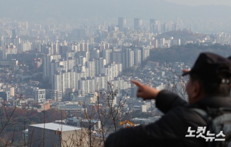 10·15 대책 이후 감소세를 이어가던 서울 아파트 매매 가격 상승 폭이 4주 만에 다시 커진 것으로 나타난 가운데 20일 서울 중구 남산에서 바라본 아파트 단지의 모습.20일 한국부동산원이 발표한 주간 아파트 가격 동향에 따르면, 11월 셋째 주(17일 기준) 서울 아파트 매매 가격은 전주 대비 0.2% 오른 것으로 집계됐다.