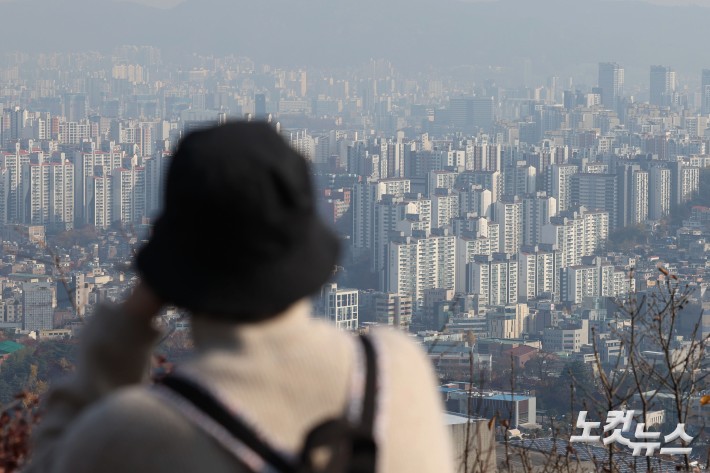 10·15 대책 이후 감소세를 이어가던 서울 아파트 매매 가격 상승 폭이 4주 만에 다시 커진 것으로 나타난 가운데 20일 서울 중구 남산에서 바라본 아파트 단지의 모습.20일 한국부동산원이 발표한 주간 아파트 가격 동향에 따르면, 11월 셋째 주(17일 기준) 서울 아파트 매매 가격은 전주 대비 0.2% 오른 것으로 집계됐다.