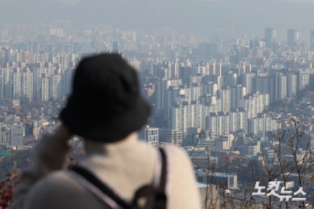 10·15 대책 이후 감소세를 이어가던 서울 아파트 매매 가격 상승 폭이 4주 만에 다시 커진 것으로 나타난 가운데 20일 서울 중구 남산에서 바라본 아파트 단지의 모습.20일 한국부동산원이 발표한 주간 아파트 가격 동향에 따르면, 11월 셋째 주(17일 기준) 서울 아파트 매매 가격은 전주 대비 0.2% 오른 것으로 집계됐다.