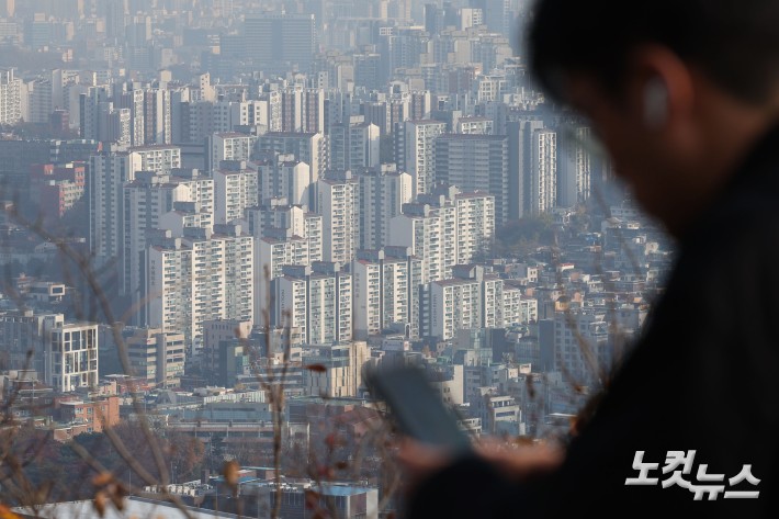 10·15 대책 이후 감소세를 이어가던 서울 아파트 매매 가격 상승 폭이 4주 만에 다시 커진 것으로 나타난 가운데 20일 서울 중구 남산에서 바라본 아파트 단지의 모습.20일 한국부동산원이 발표한 주간 아파트 가격 동향에 따르면, 11월 셋째 주(17일 기준) 서울 아파트 매매 가격은 전주 대비 0.2% 오른 것으로 집계됐다.