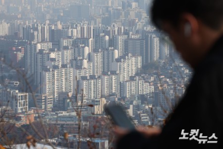 10·15 대책 이후 감소세를 이어가던 서울 아파트 매매 가격 상승 폭이 4주 만에 다시 커진 것으로 나타난 가운데 20일 서울 중구 남산에서 바라본 아파트 단지의 모습.20일 한국부동산원이 발표한 주간 아파트 가격 동향에 따르면, 11월 셋째 주(17일 기준) 서울 아파트 매매 가격은 전주 대비 0.2% 오른 것으로 집계됐다.