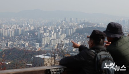 10·15 대책 이후 감소세를 이어가던 서울 아파트 매매 가격 상승 폭이 4주 만에 다시 커진 것으로 나타난 가운데 20일 서울 중구 남산에서 바라본 아파트 단지의 모습.20일 한국부동산원이 발표한 주간 아파트 가격 동향에 따르면, 11월 셋째 주(17일 기준) 서울 아파트 매매 가격은 전주 대비 0.2% 오른 것으로 집계됐다.