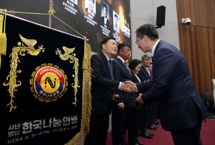 지난 19일, 정부과천청사에서 진행된 '2025 범죄예방대상' 시상식에서 안천웅 한국나눔연맹 사무총장(왼쪽 첫번째)가 정성호 법무부 장관으로부터 대통령 표창을 수상하고 있다. 사진 = 한국나눔연맹 제공